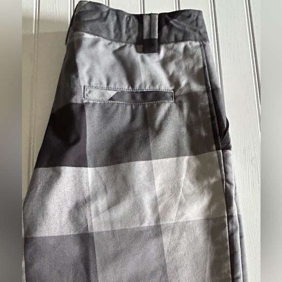 UNDER ARMOUR boys size large golf / casual shorts - Picture 2 of 5